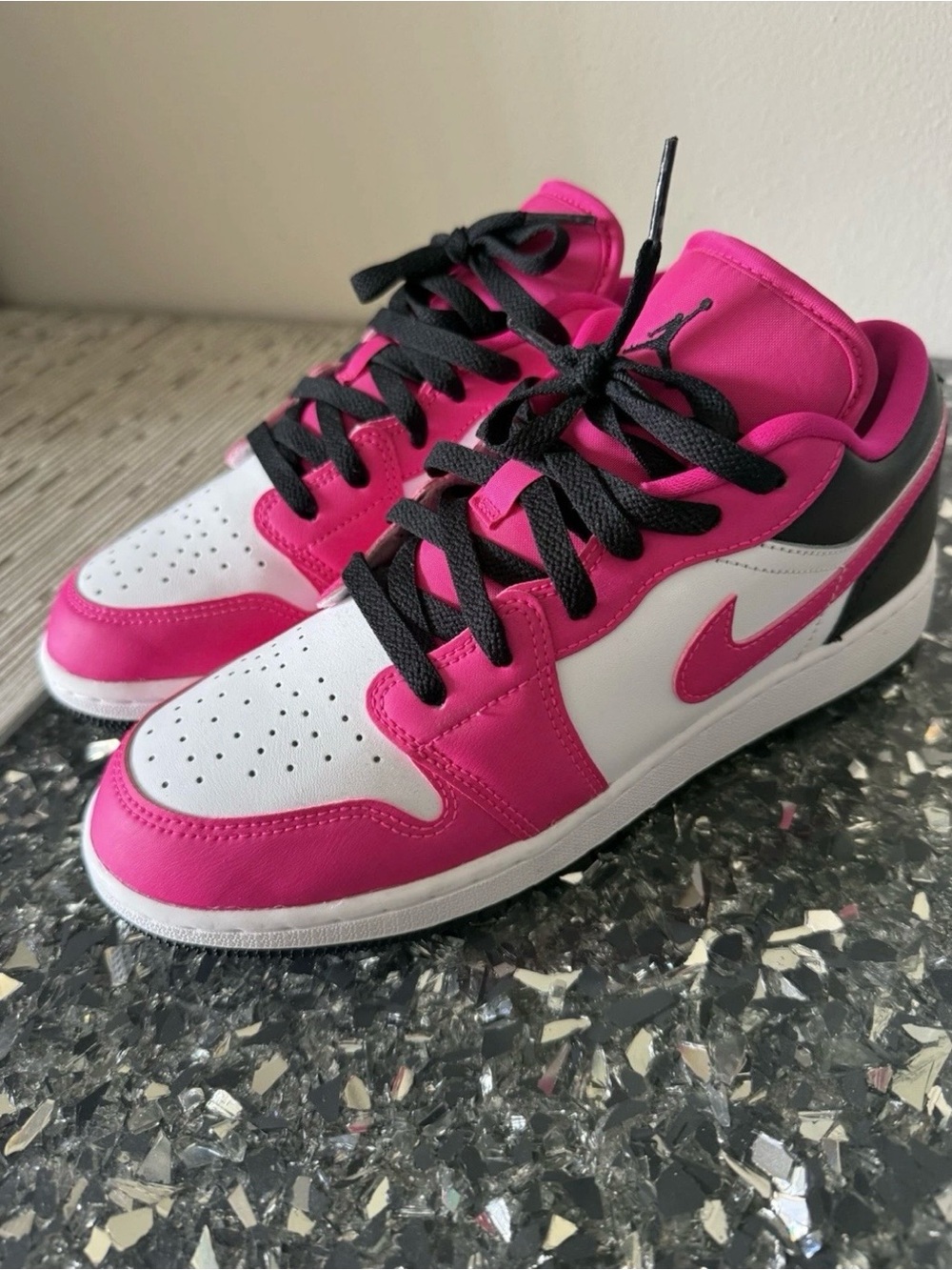 Nike Kids Low-Top Sneakers in Hot Pink, White & Black 6Y